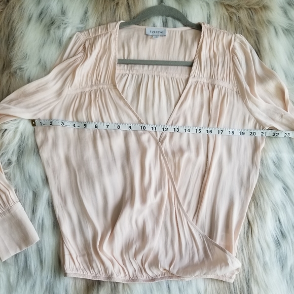 Evereve Rosalie Satin Surplice Long Sleeve Top Size Small - Picture 5 of 12